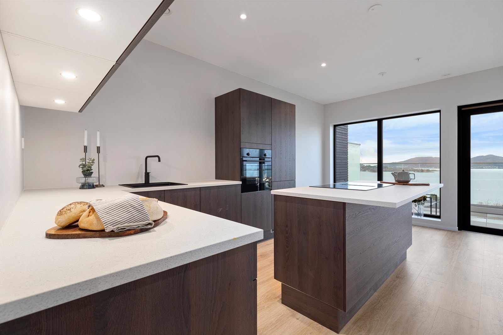 Moderne og lekkert kjøkken fra HTH meg integrerte hvitevarer Galleribilde