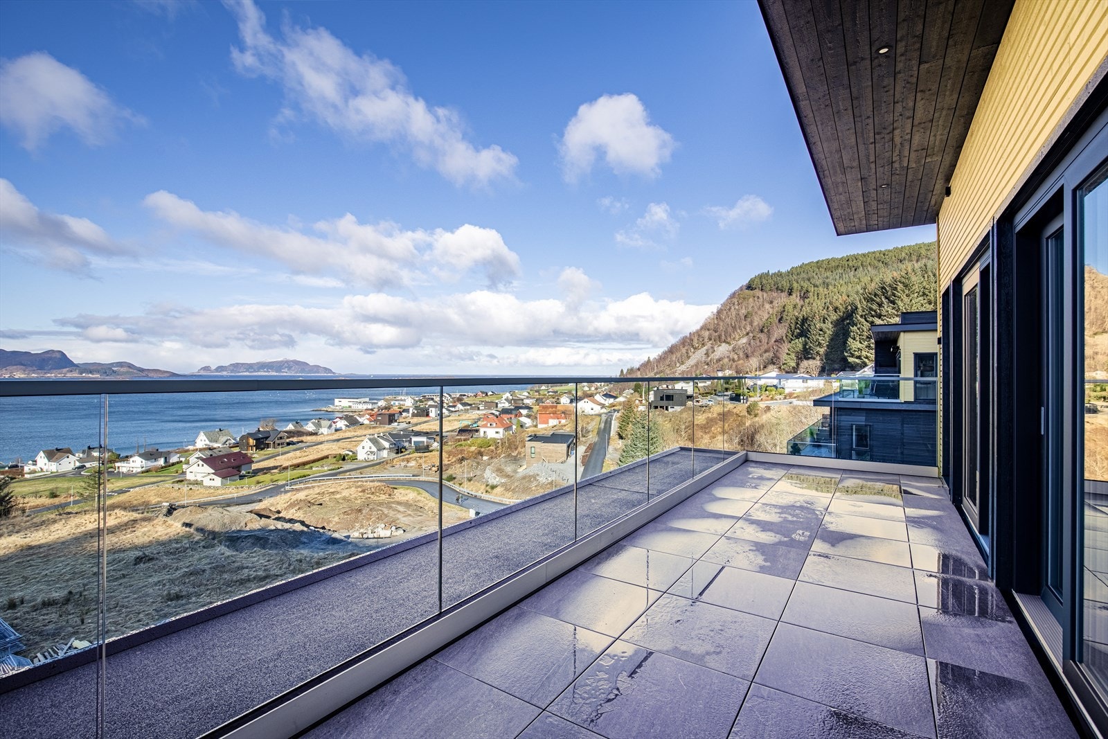 Stor terrasse med gode solforhold og nydelig havutsikt Galleribilde