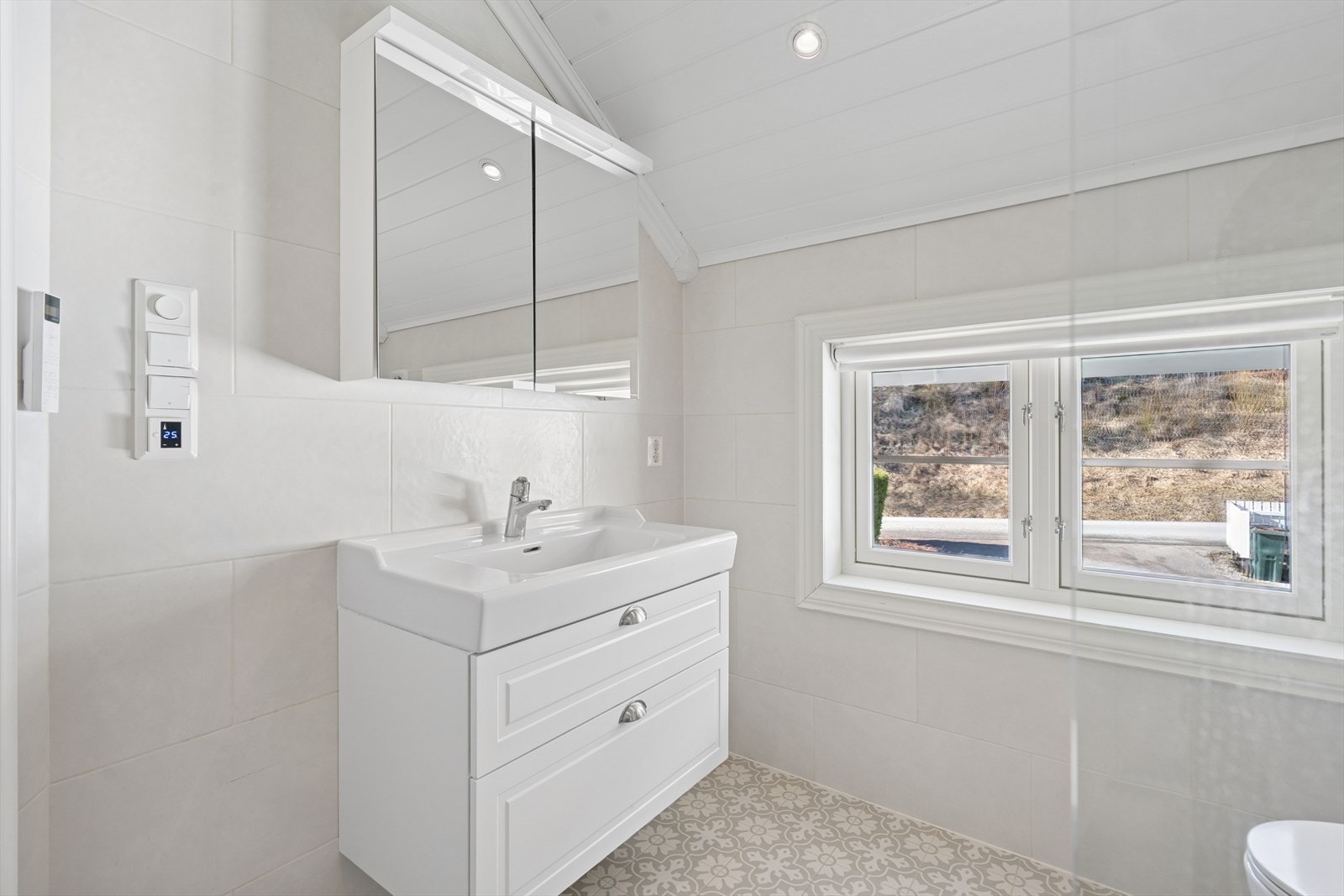 Det er varmekabler i gulvet, integrerte høyttaler i tak, vindu på veggen som slipper inn godt med dagslys og downlights montert i himlingen. Galleribilde