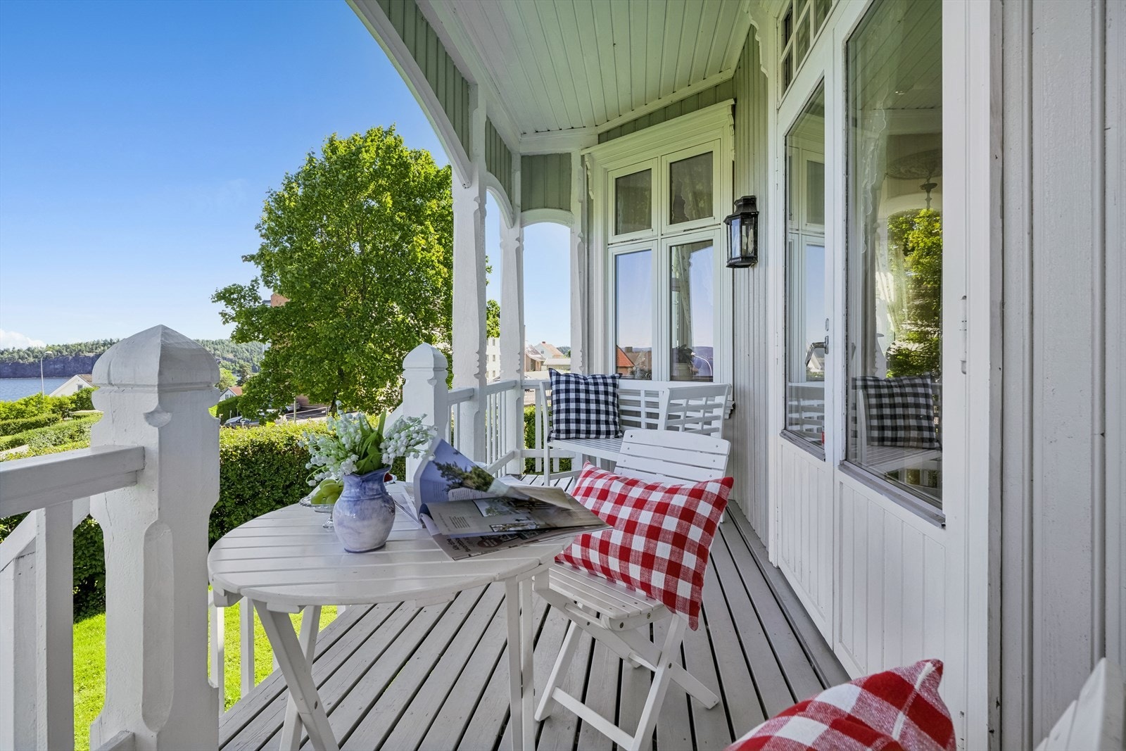 Verandaen har god plass for innredning med stoler med tilhørende bord. Galleribilde