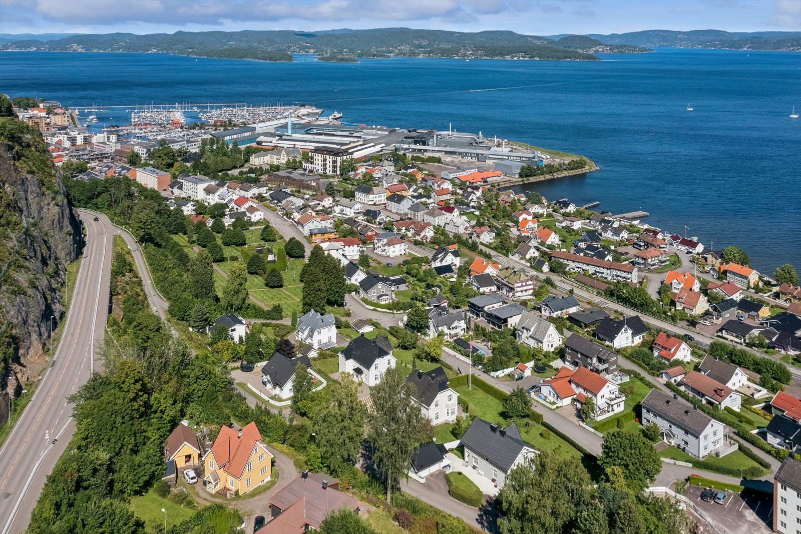 Fra boligen er det gangavstand til flotte turområder, badestrender og Holmestrand sentrum som har et stort utvalg av fasiliteter som blant annet butikker, kafeer og treningssentre. Galleribilde