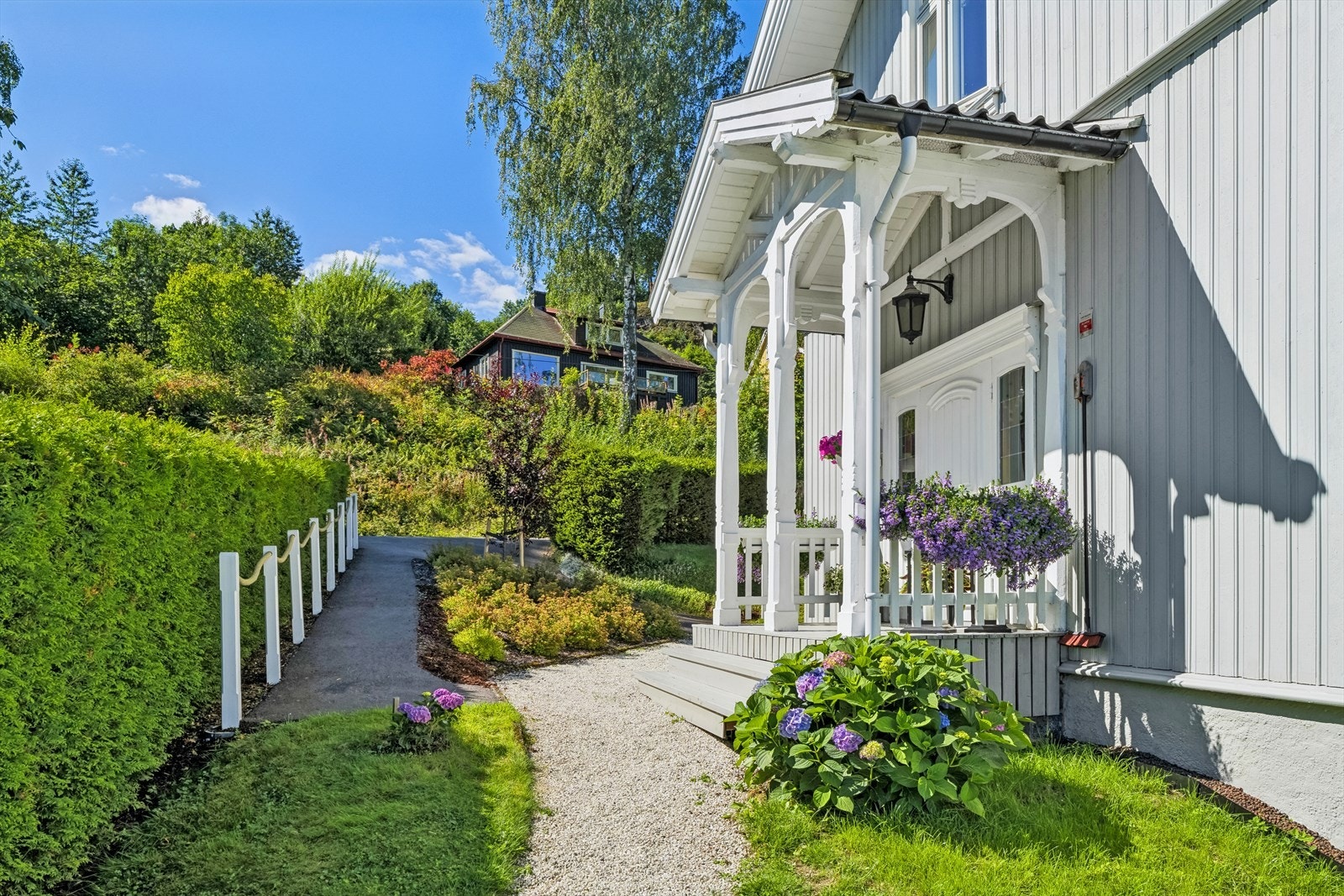 Boligen byr på et pent overbygget inngangsparti i tidløs "Sveitserstil". Galleribilde