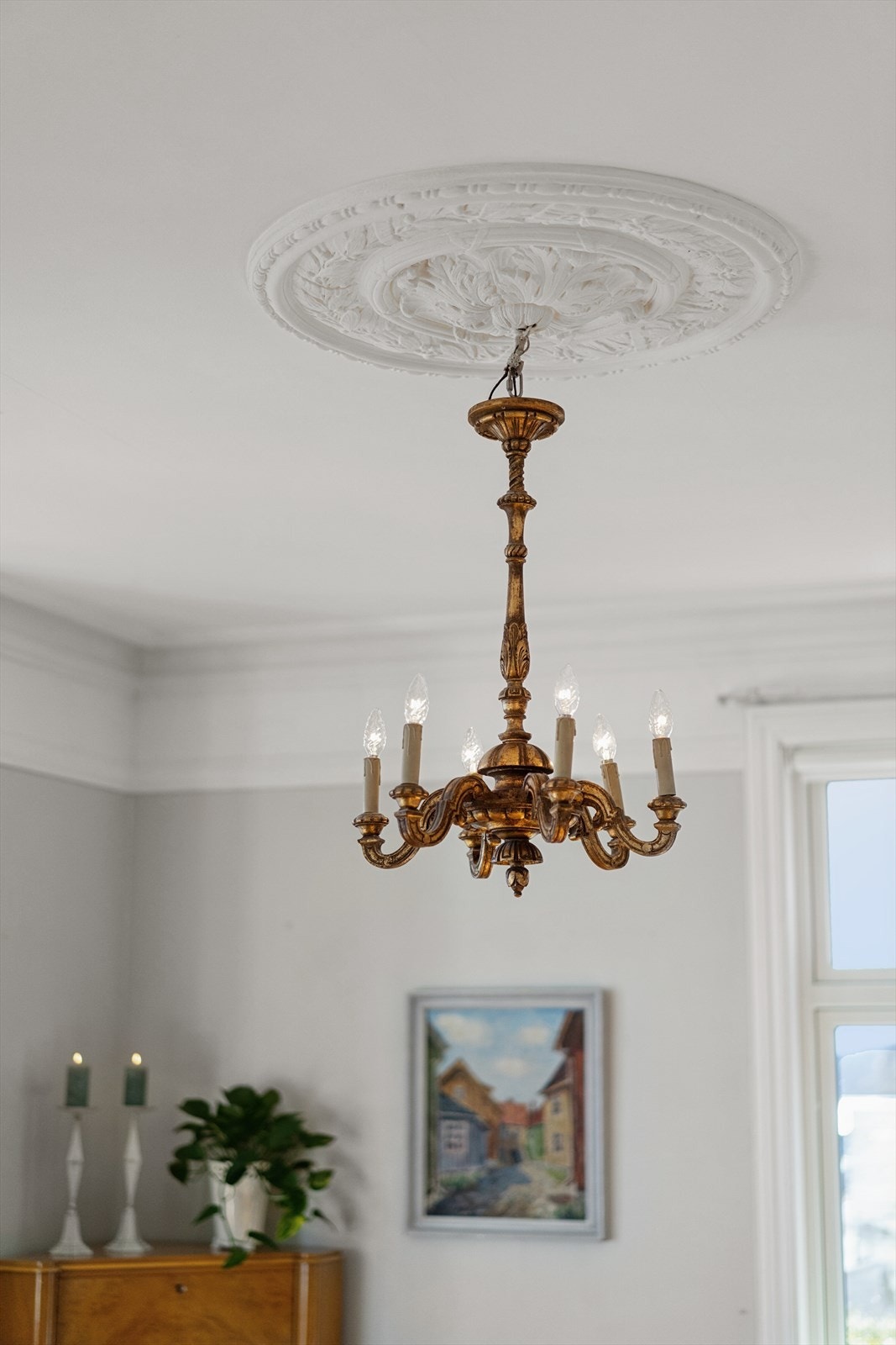 Det er fine og herskapelige detaljer som hele tre gipsrosetter lokalisert i boligens stuedel, gjennomgående tykt originalt listverk og opprinnelig brystpanel i spisestuen. Galleribilde