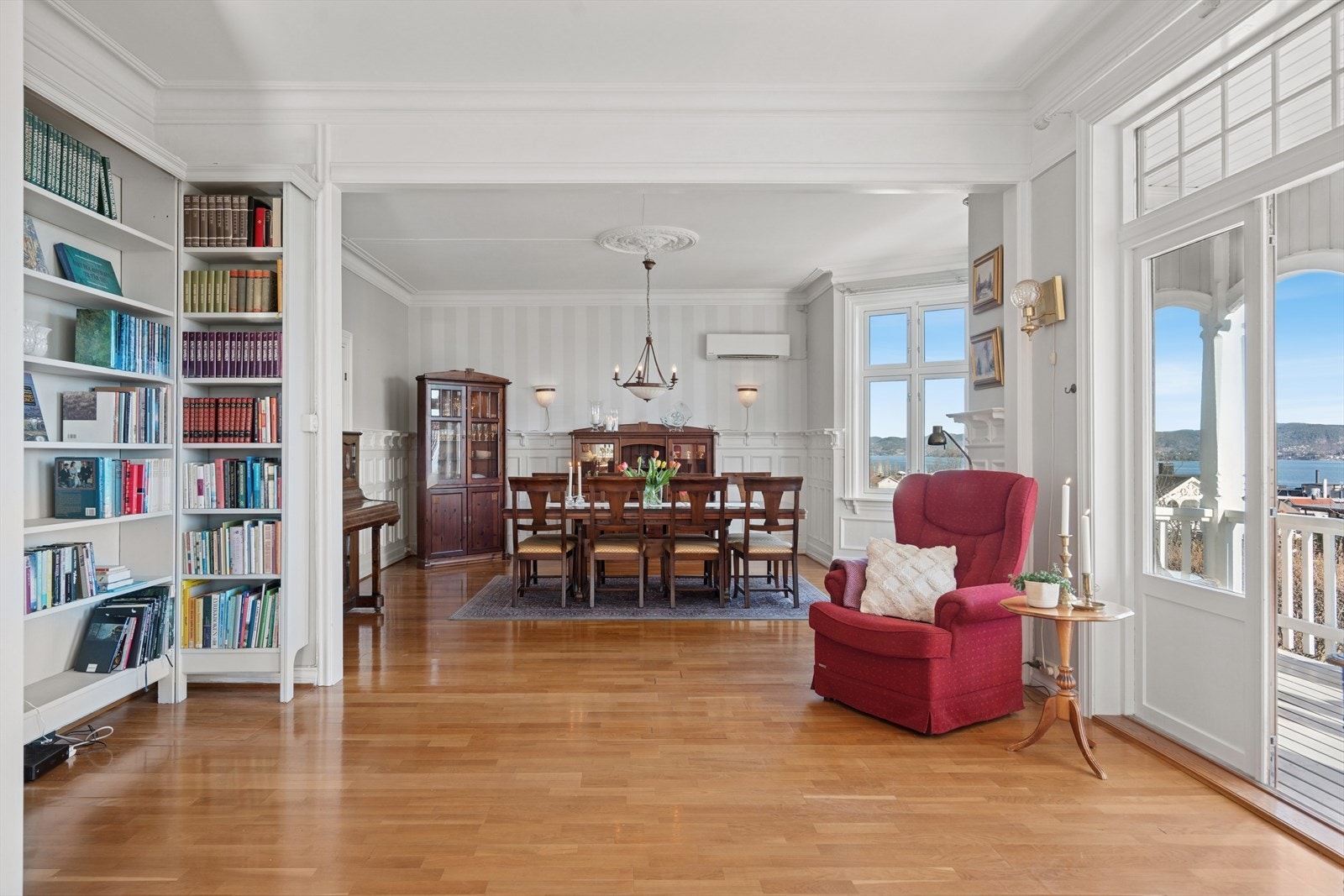 Det er store vinduer og doble verandadører med glass som slipper inn mengder med dagslys og sikrer en fortryllende panoramautsikt over fjorden. Galleribilde