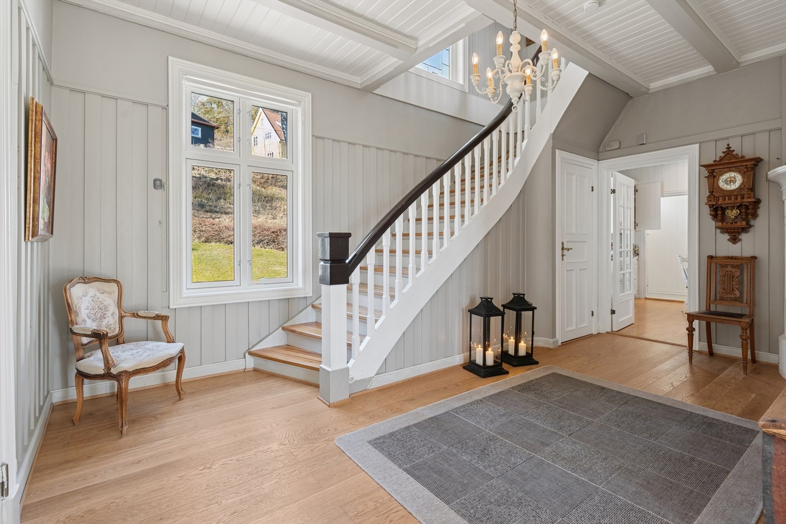 Fra vindfanget er det videre inngang til en stor hall som byr på pent gulv med varme, åpen peis og fine detaljer som kler boligens øvrige utførelse. Galleribilde