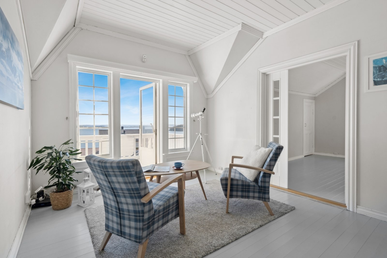 Rommet gir mange muligheter for innredning og er perfekt for de minste i familien, hvor det er enkelt å rigge seg til for filmkvelder. Galleribilde