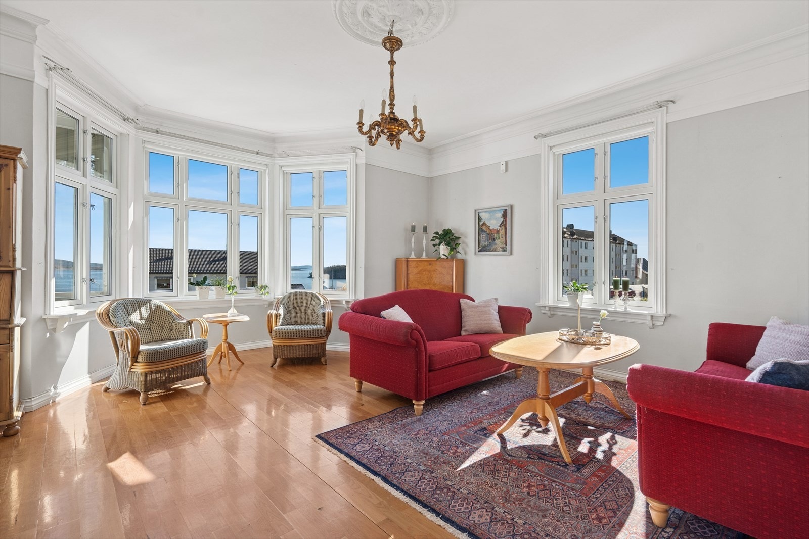 Fra hallen er det adkomst til boligens stue via doble profilerte dører. Dette er en villa av de sjeldne som byr på en særdeles god og luftig takhøyde, som gir et unikt preg. Takhøyden i boligens første etasje er på hele ca. 2,9m. Galleribilde