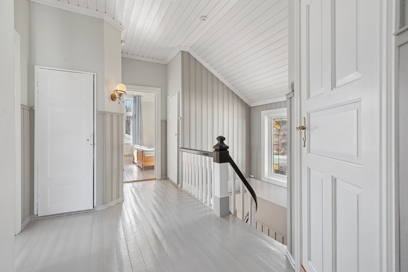 Den luftige trappegangen har adkomst til alle rommene i boligens 2. etasje og trapp til loftet. Galleribilde