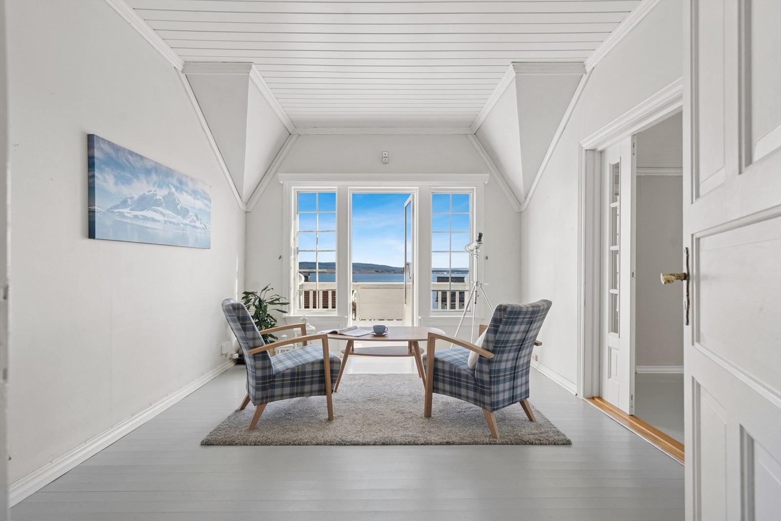 I boligens 2. etasje finner vi en øvrig stue som byr på utgang til en egen balkong med fortryllende utsikt mot fjorden. Galleribilde