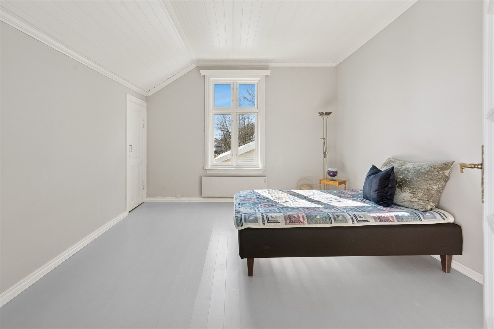 På bakgrunn av soverommene sin størrelse åpner det for mange muligheter for innredning etter ønsket formål med gode garderobeløsninger. Galleribilde