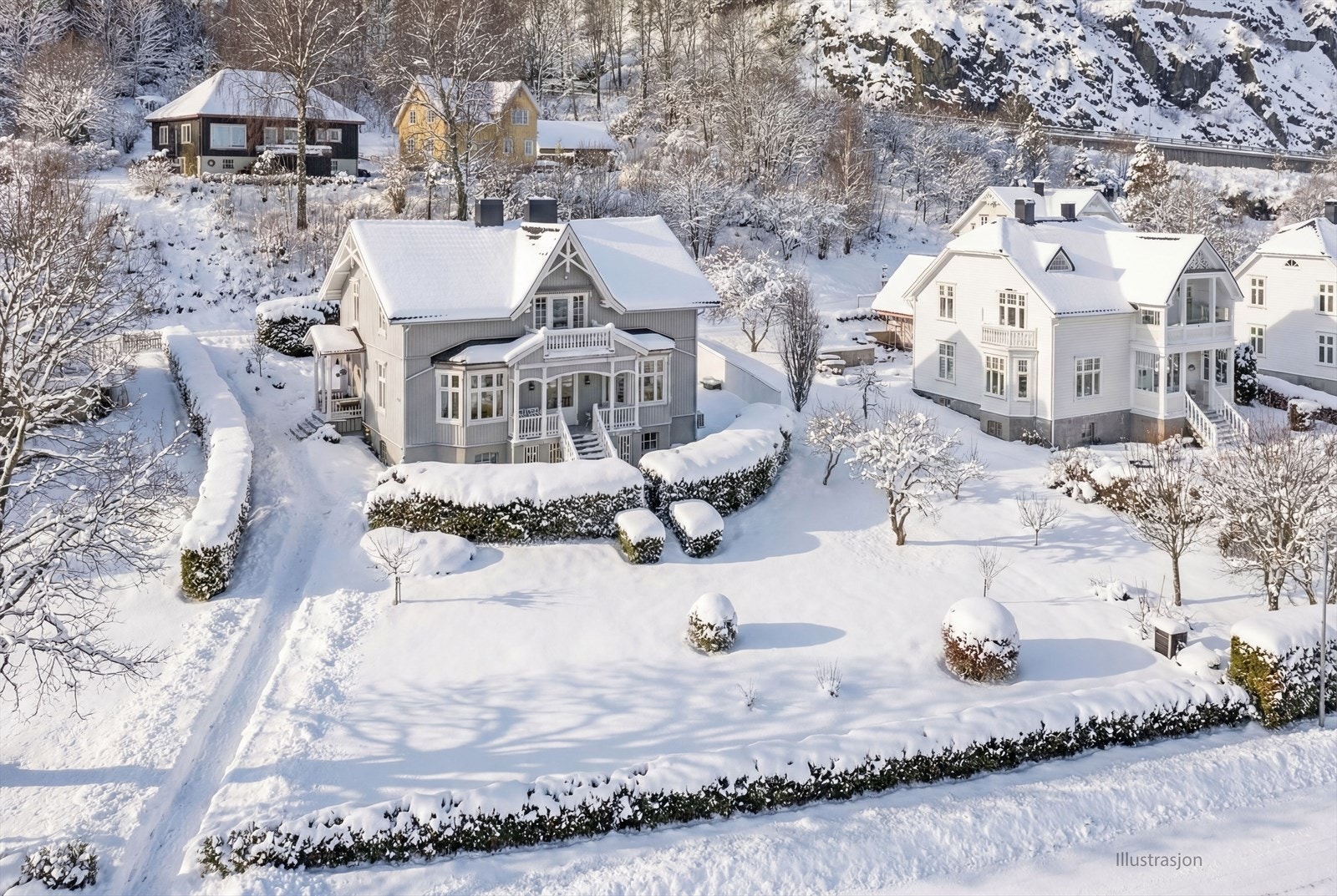 Boligen er særdeles velholdt utvendig og innvendig. Her kan det blant annet trekkes frem at det ble montert ny kledning i perioden 2004-2008, hoveddelen av vinduer ble skiftet i 2018 og at taktekke ble i 2023 vasket og sprøytemalt. Galleribilde