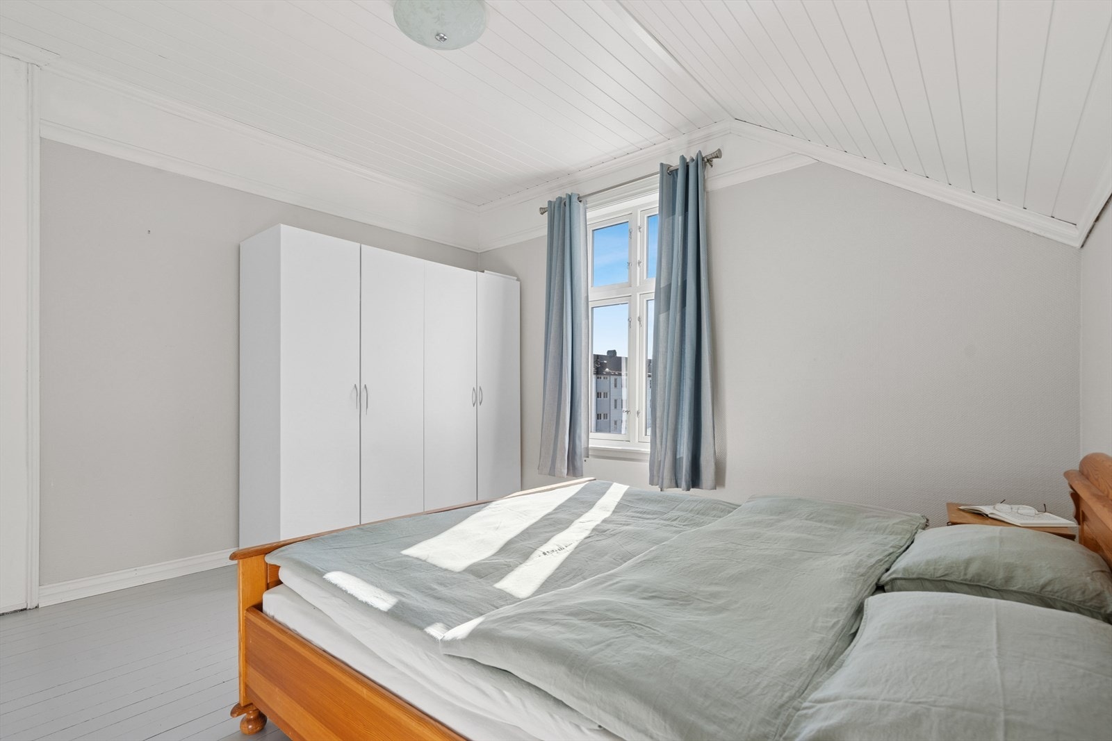 Det er god plass til dobbeltseng med tilhørende nattbord og ønskede garderobeløsninger. Galleribilde