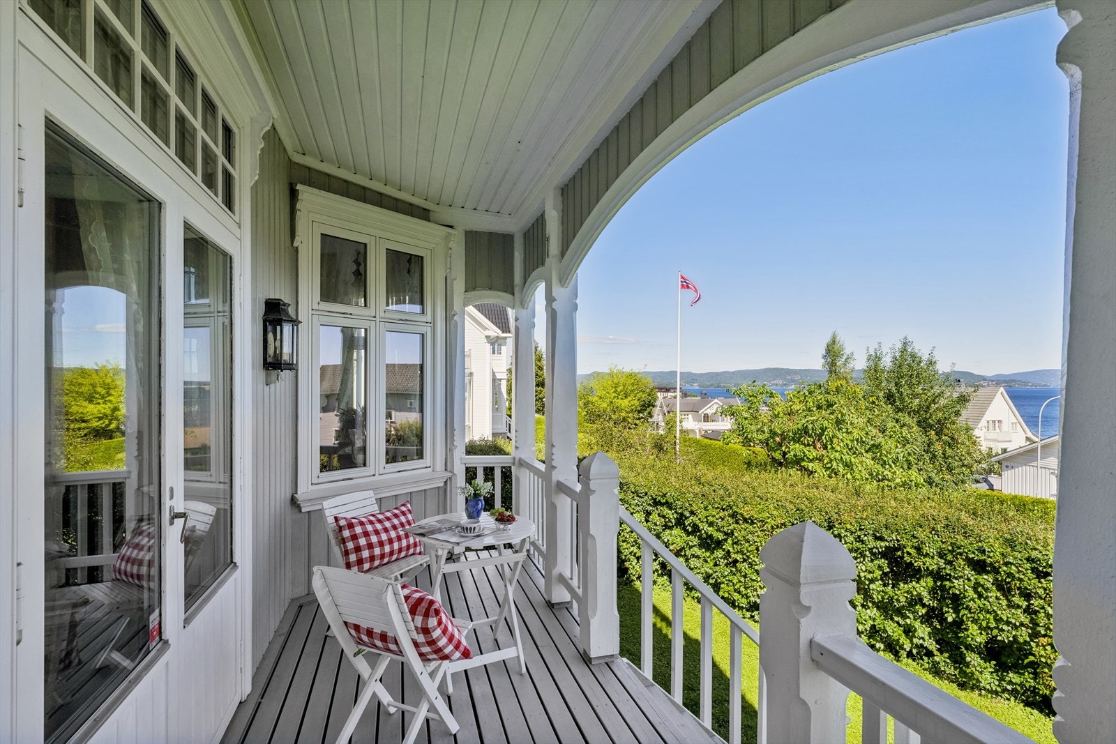 Fra midtre del av rommet er det videre utgang til en stor, overbygget veranda som har god plass til ønsket utemøblement og en storslagen utsikt over fjorden som virkelig må oppleves! Galleribilde