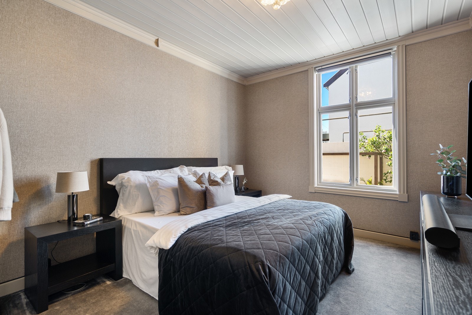 Soverommet i hovedplanet er lyst og trivelig, med plass til dobbeltseng og garderobeløsning. Gulvet er belagt med teppe som gir en lun følelse, mens veggene har moderne tapet. Galleribilde