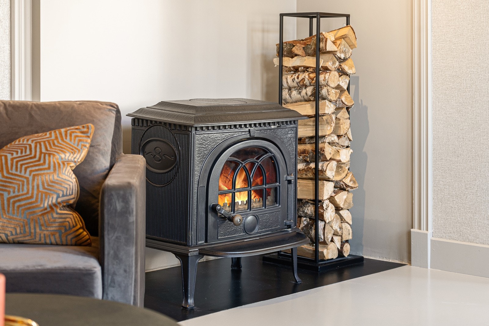 I hjørnet står en vedovn som gir både varme og stemning på kjølige kvelder. Galleribilde