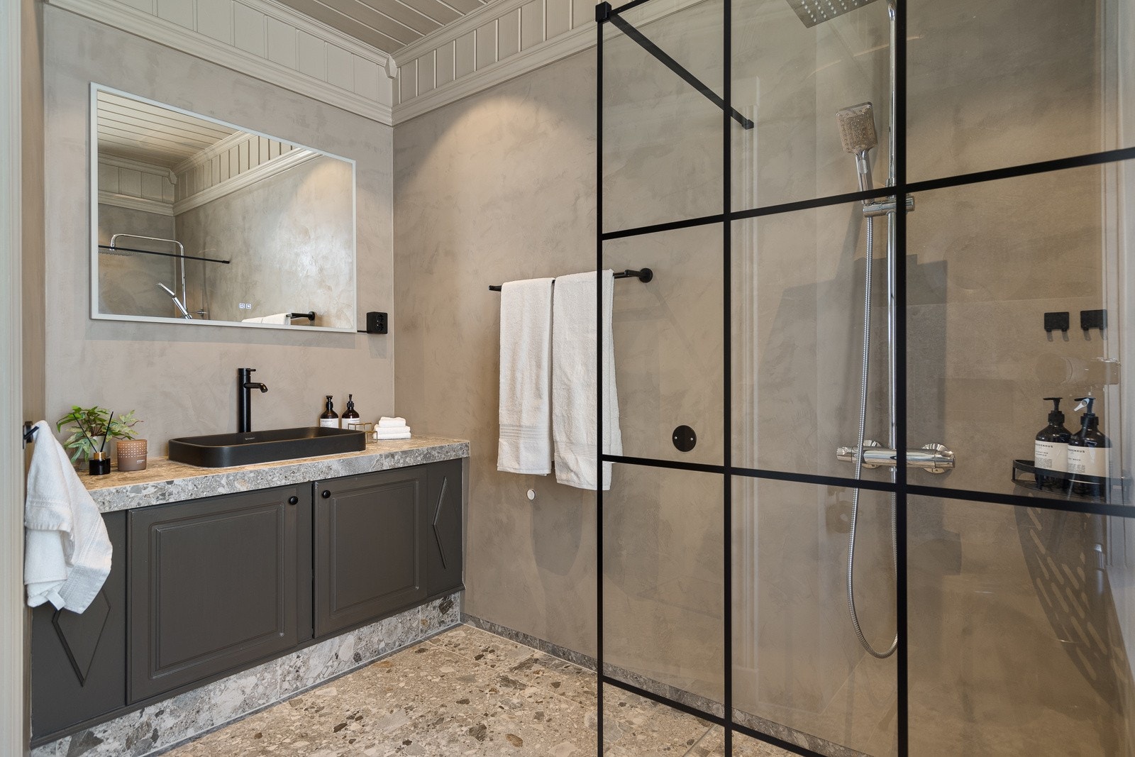 Badet i hovedetasjen er oppgradert i nyere tid og holder en moderne standard. Galleribilde