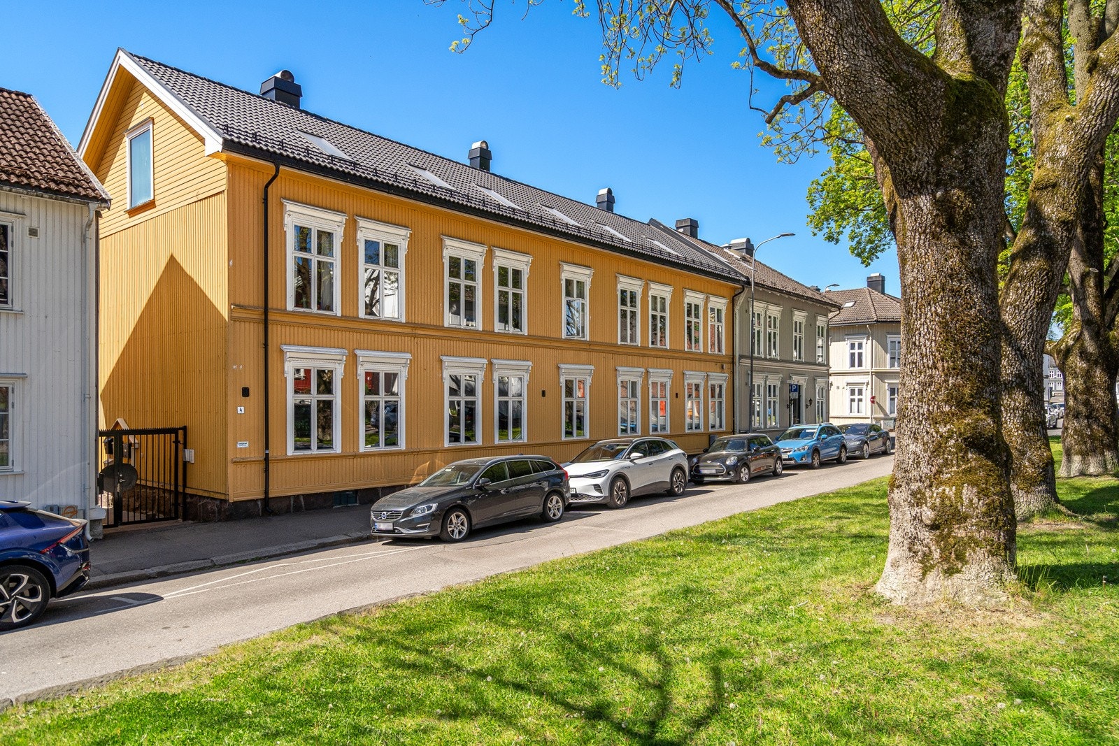 Rolig bomiljø med smale gater bebygget med i det vesentlige eldre, ærverdig trehusbebyggelse. Det er kun få minutters gange til flotte Tønsberg torv og den populære bryggen i Tønsberg. Galleribilde