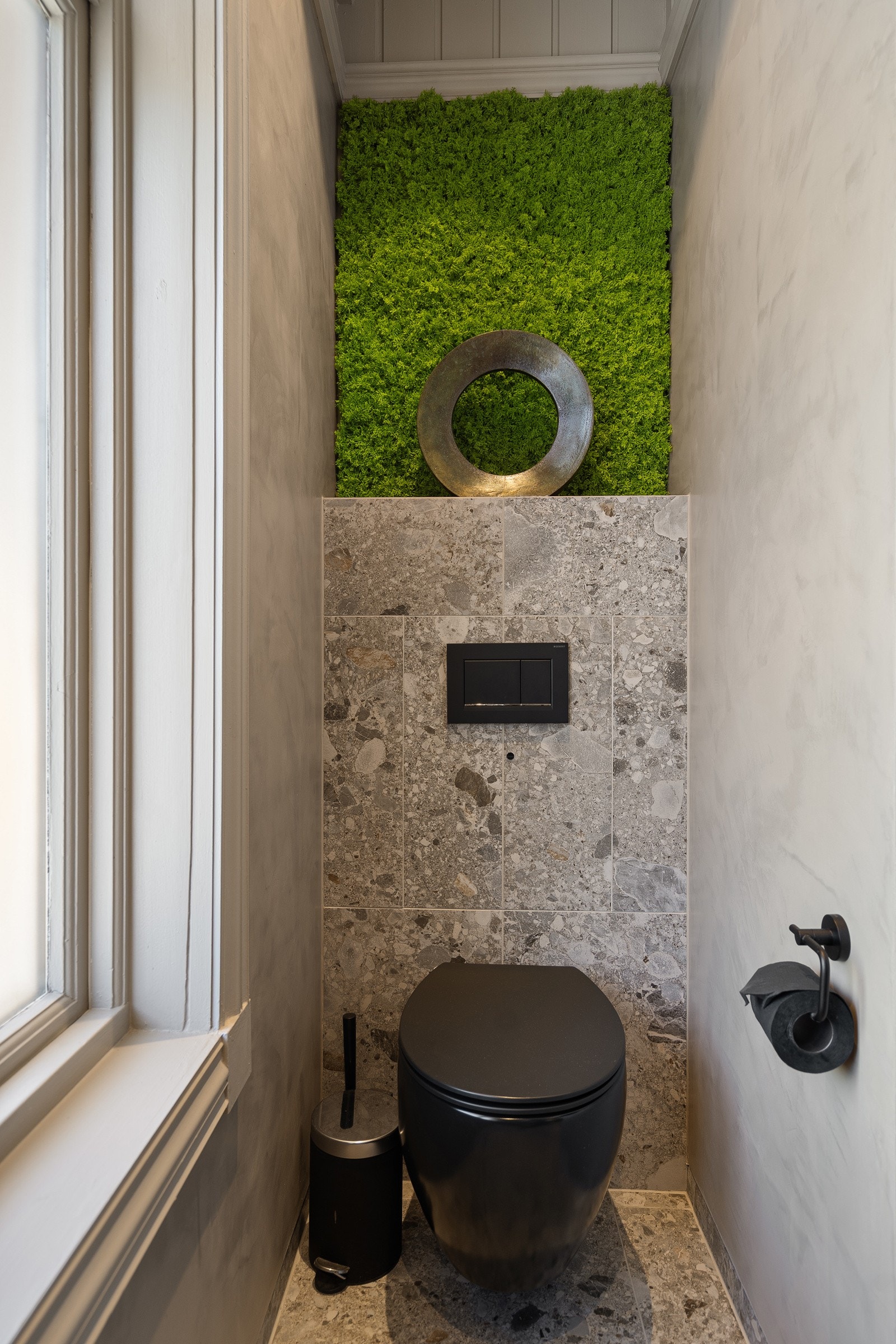 Badet er utstyrt med vegghengt toalett, dusjhjørne med glassvegger og servant med underskap. Galleribilde