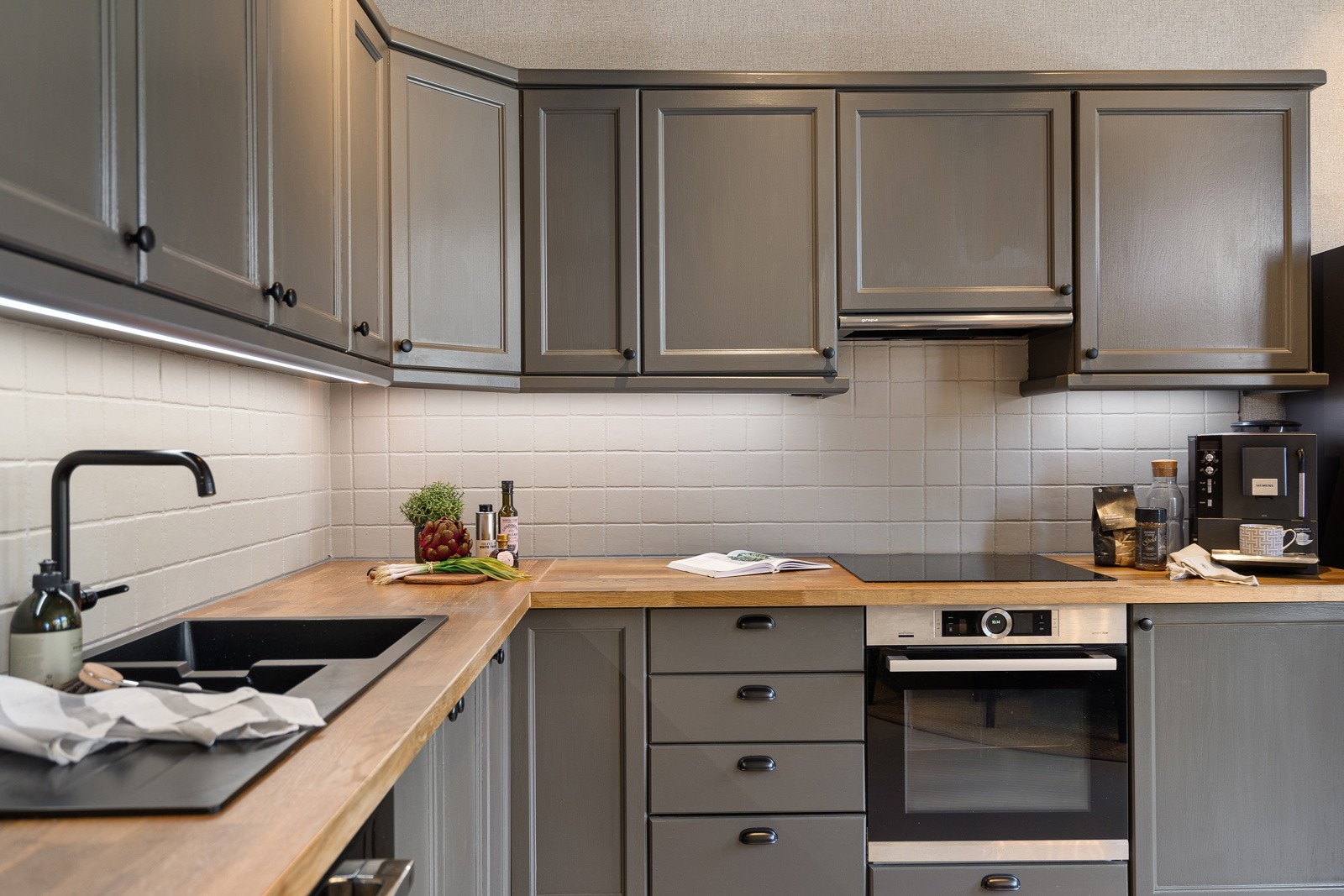 Her finner du integrerte hvitevarer som kjøl/fryseskap, stekeovn, platetopp og oppvaskmaskin. Galleribilde