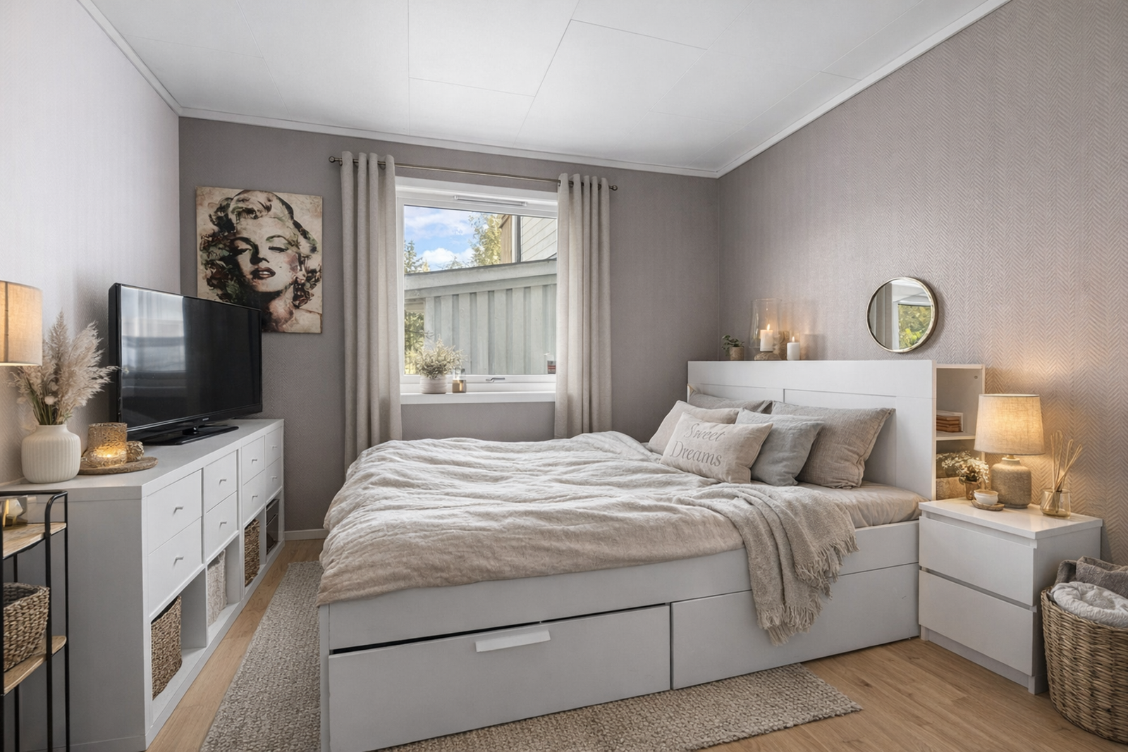 Boligen byr på hele fem soverom, fordelt med tre i første etasje og to i andre etasje. Galleribilde