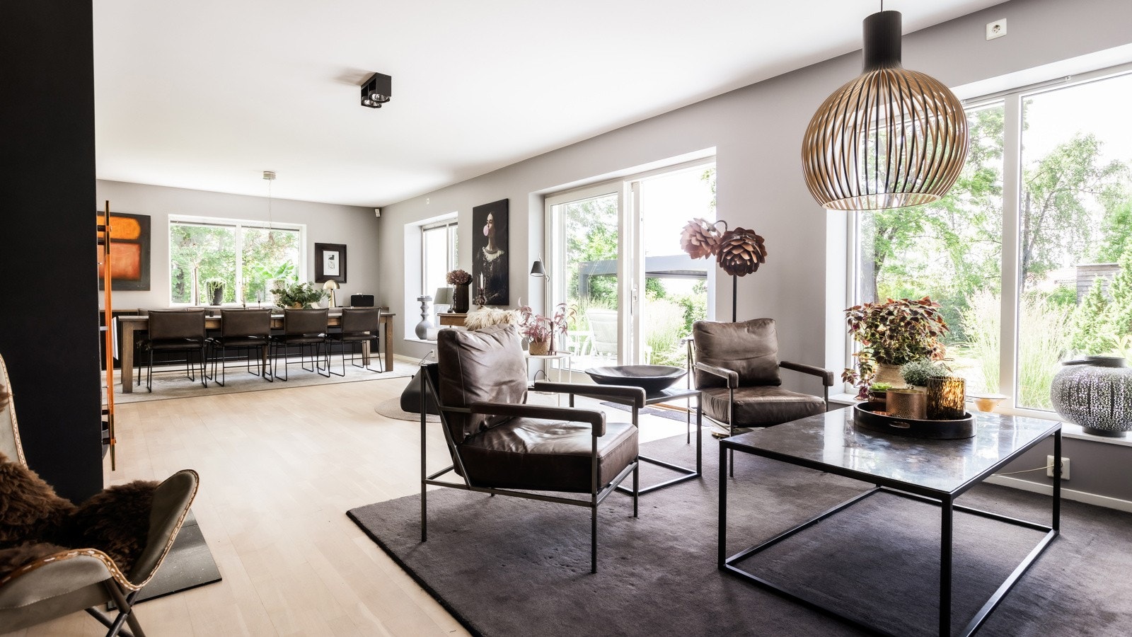 De opppvarmede tregulvene utstråler varme og eleganse, og gir en sømløs flyt inn i de fantastiske uterommene. Galleribilde