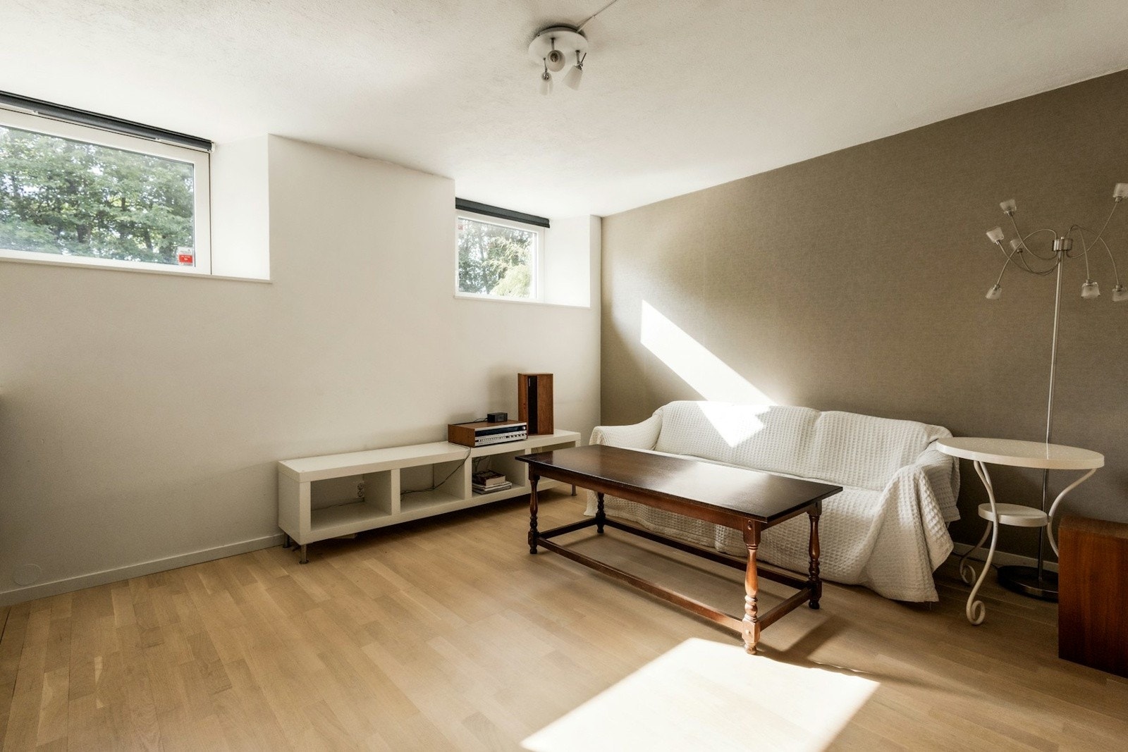 I kjeller er det innredet egen hybel med separat inngang Galleribilde