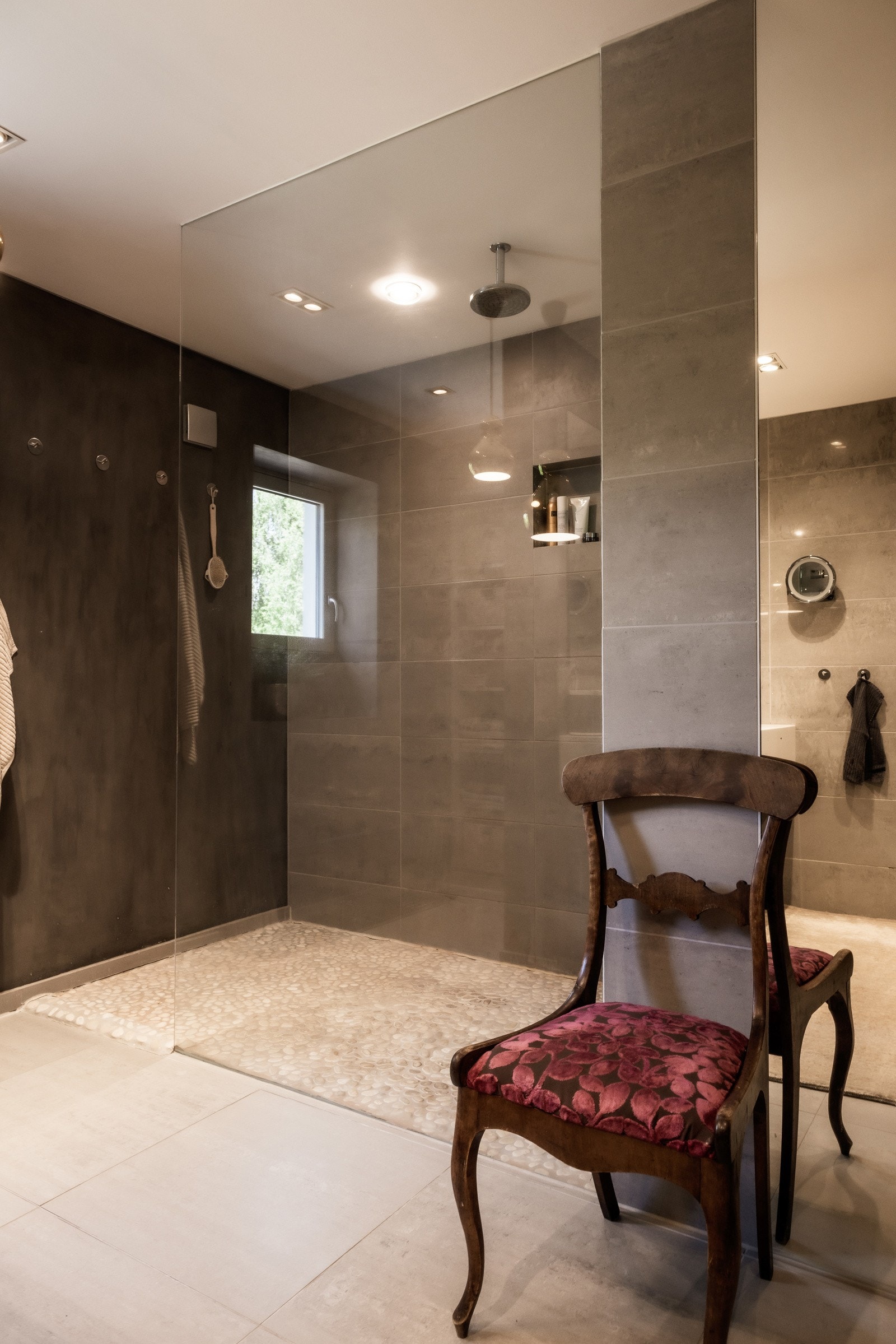 Baderom med dusj, dobbel servant og wc Galleribilde