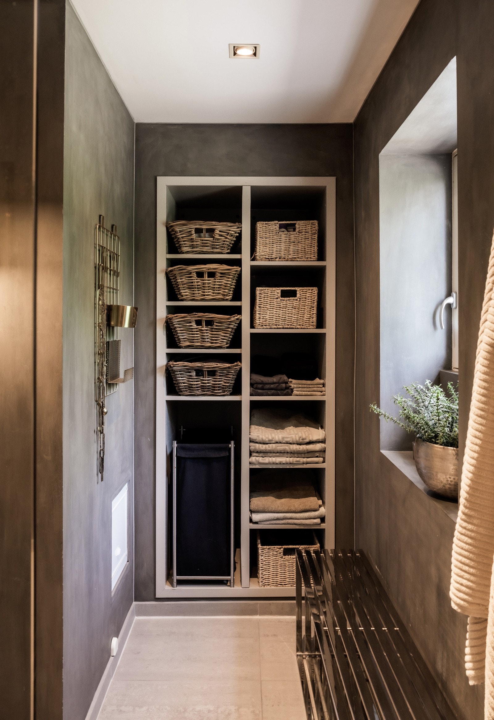 Tilknyttet baderom er det plass for oppbevaring av håndklær mv. Galleribilde