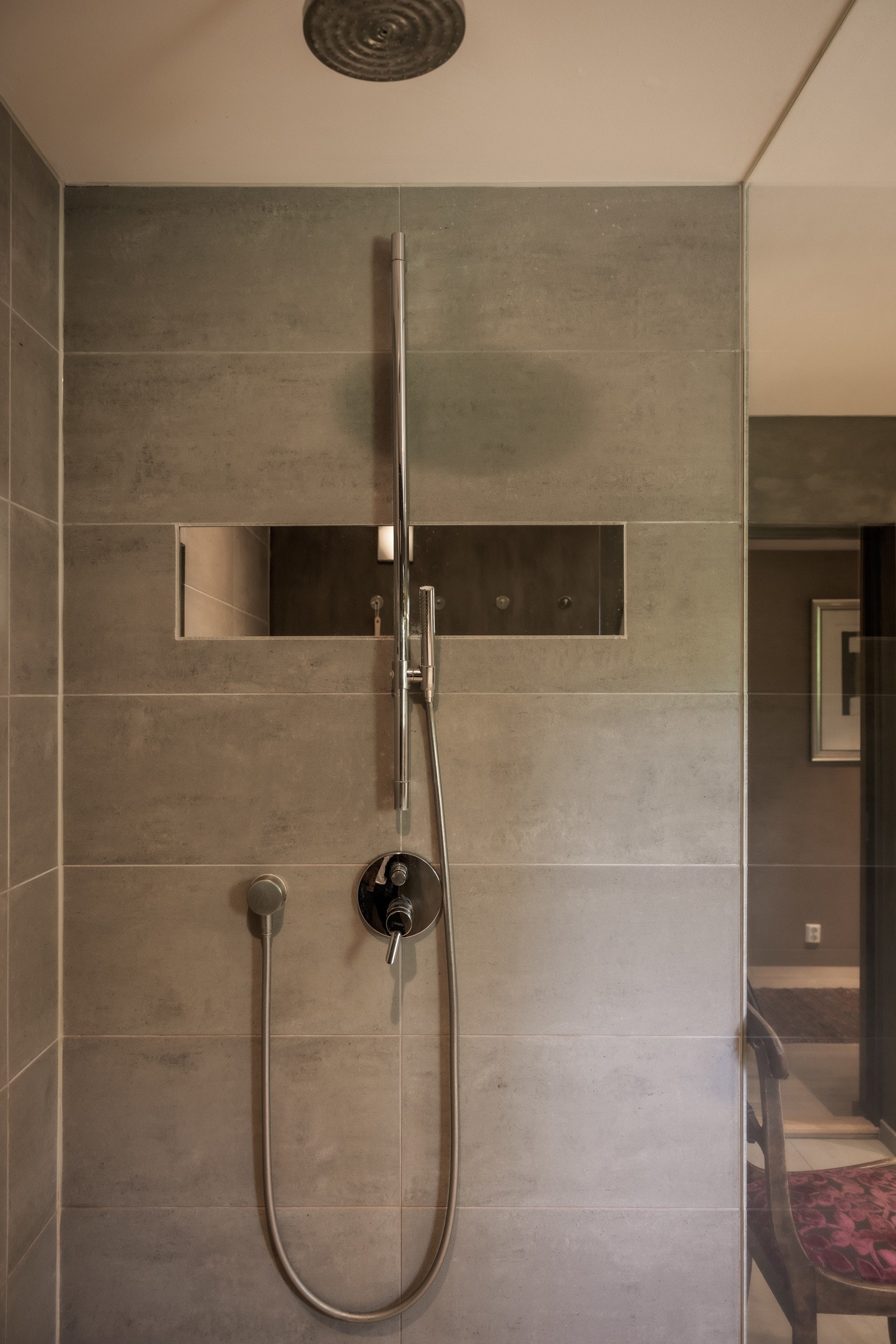 Baderom med dusj, dobbel servant og wc Galleribilde