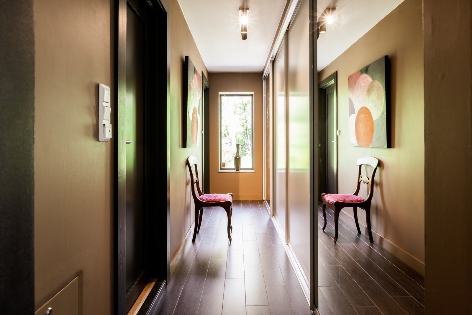 Stor og innbydende hall med tilhørende garderobe og baderom Galleribilde