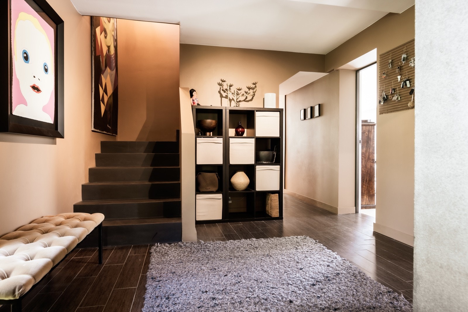 Stor og innbydende hall med tilhørende garderobe og baderom Galleribilde