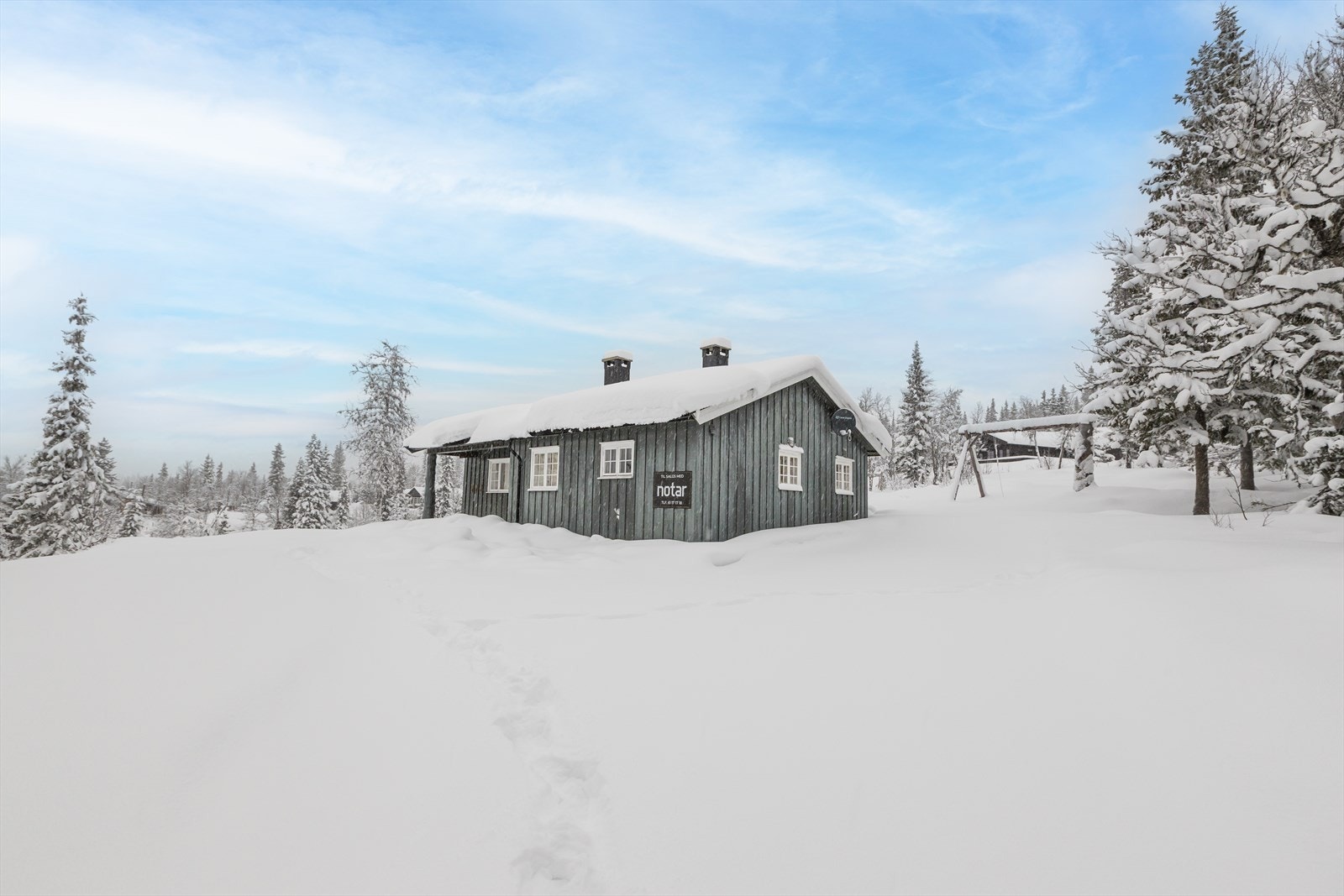 Hytta ligger på en stor tomt med fritt utsyn til fjellheimen Galleribilde