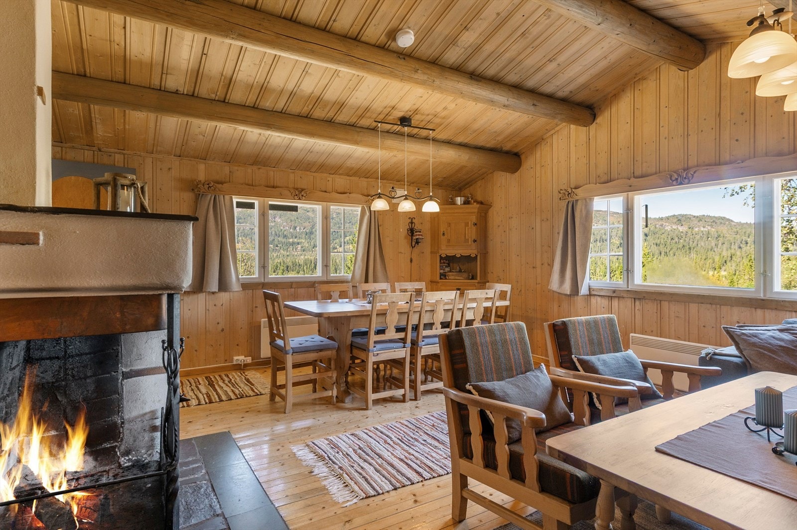 Synlige takåser i hytta skaper sjel og god romfølelse Galleribilde