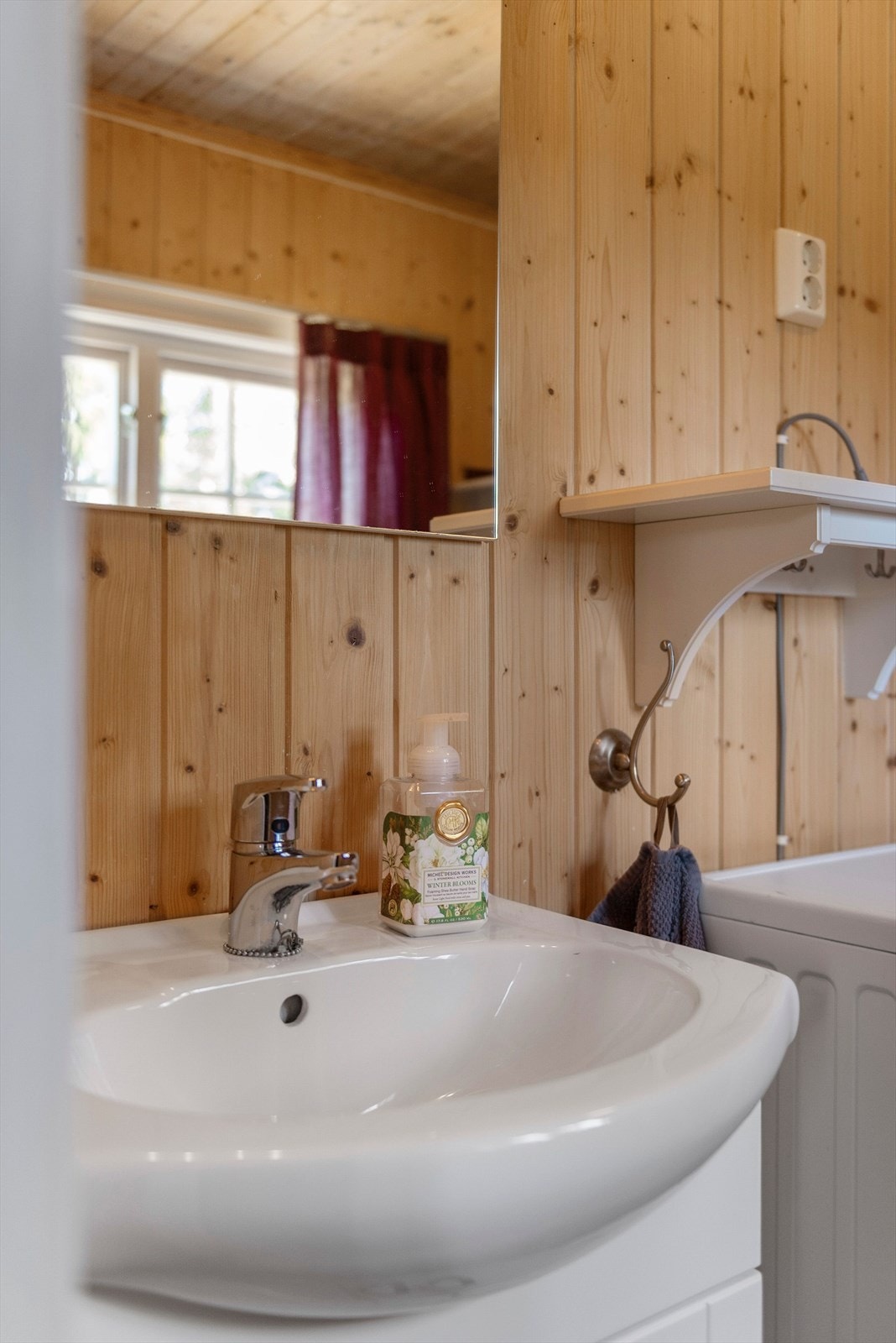 Et godt bad med dusjkabinett og opplegg vaskemaskin gjør at du får god komfort også på hytta Galleribilde