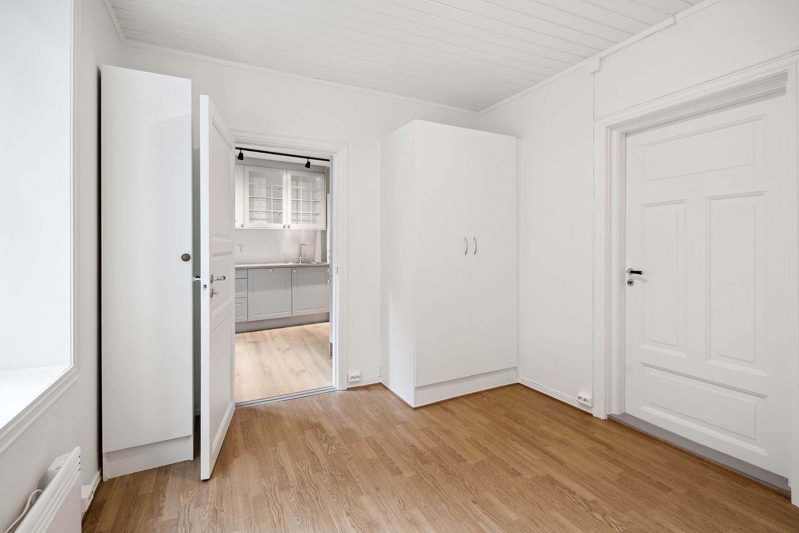 Soverom - mot kjøkken og dør til høyre går til stuen. Galleribilde