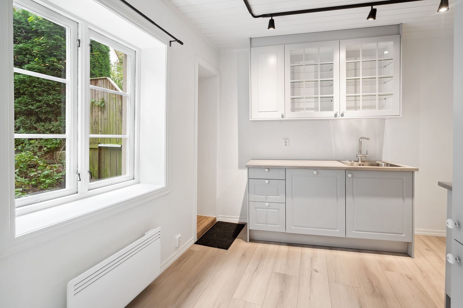 Kjøkken - utgang til privat hagedel Galleribilde