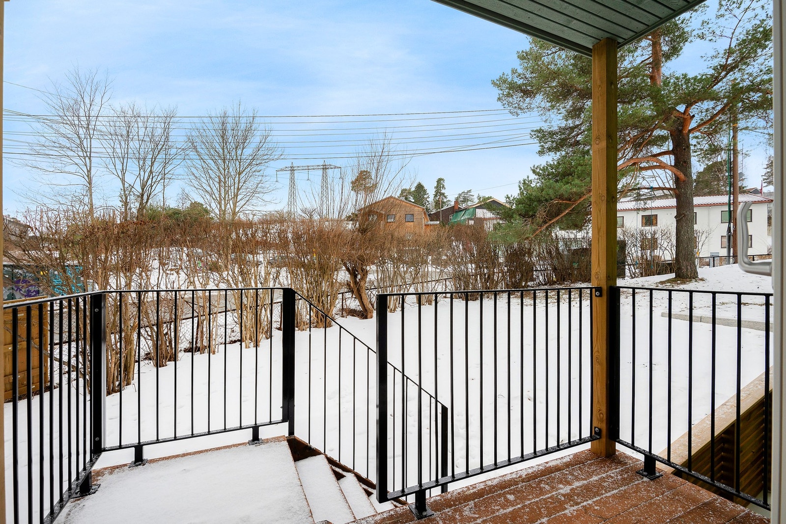 Utgang til vestvendt terrasse fra stue. Videre er det stor vestvendt markterrasse. Galleribilde