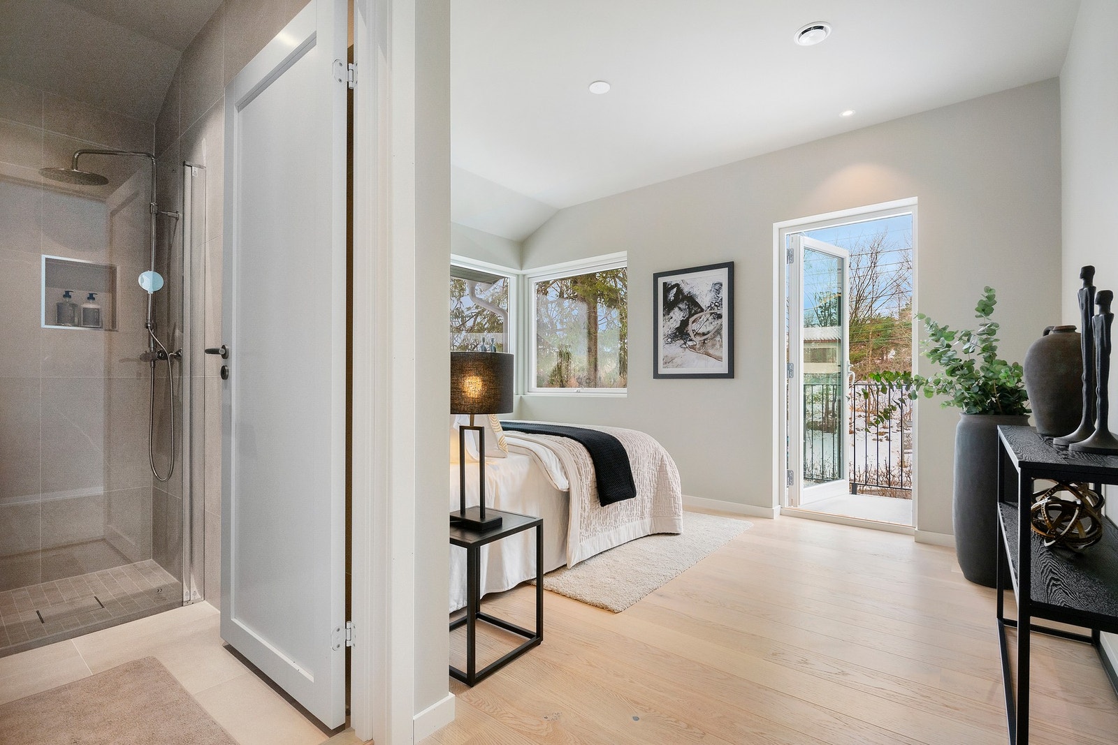 Hovedsoverommet med bad en suite og utgang til balkong. Galleribilde