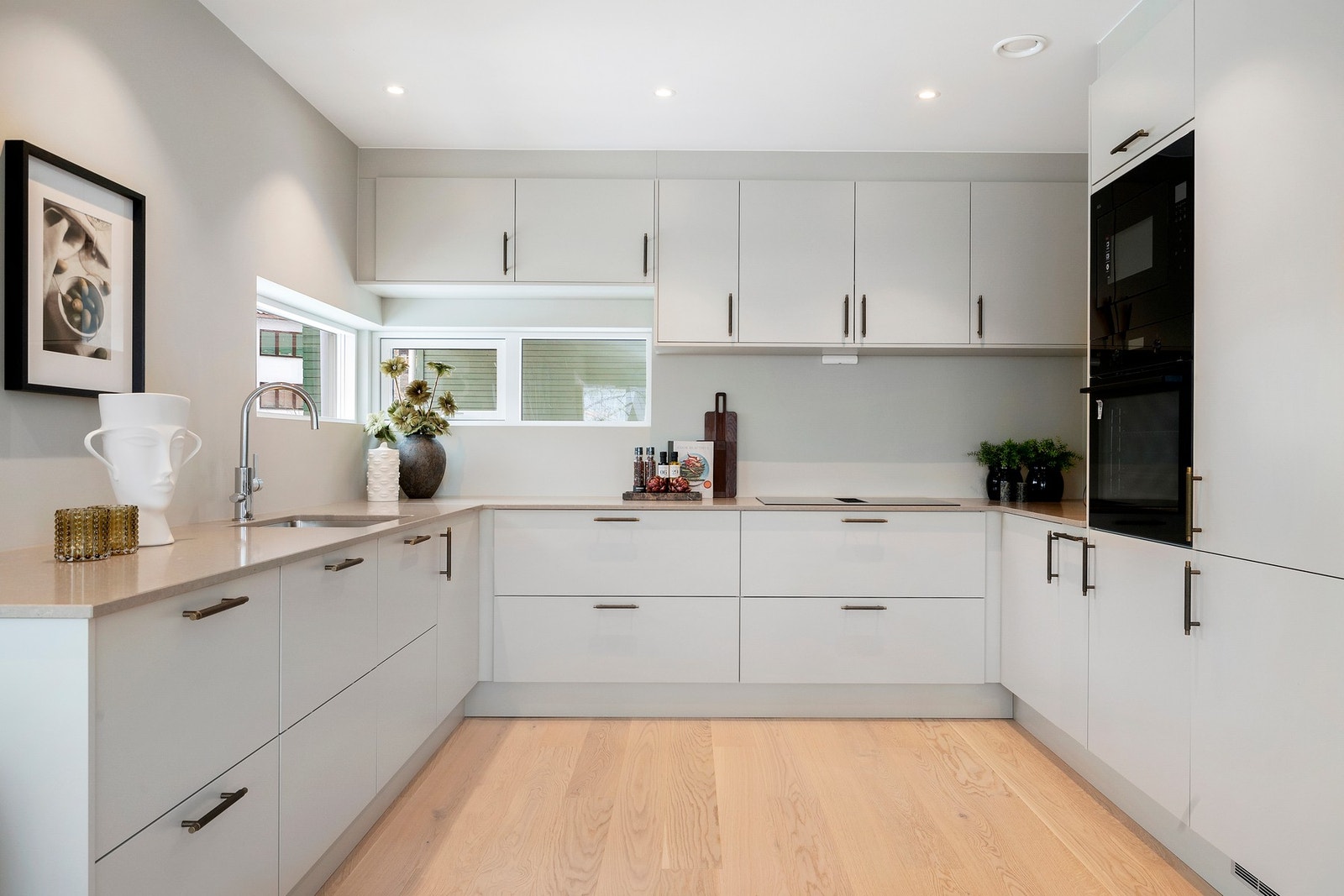 Delikat og moderne kjøkken med god arbeidsplass og vinduer som slipper inn naturlig lys. Galleribilde