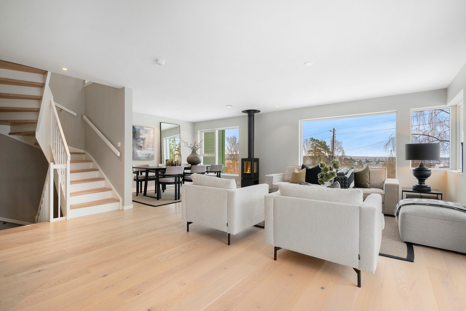 Store vindusflater gir en lys og luftig stue.
Trapp opp til 2. etasje. Galleribilde