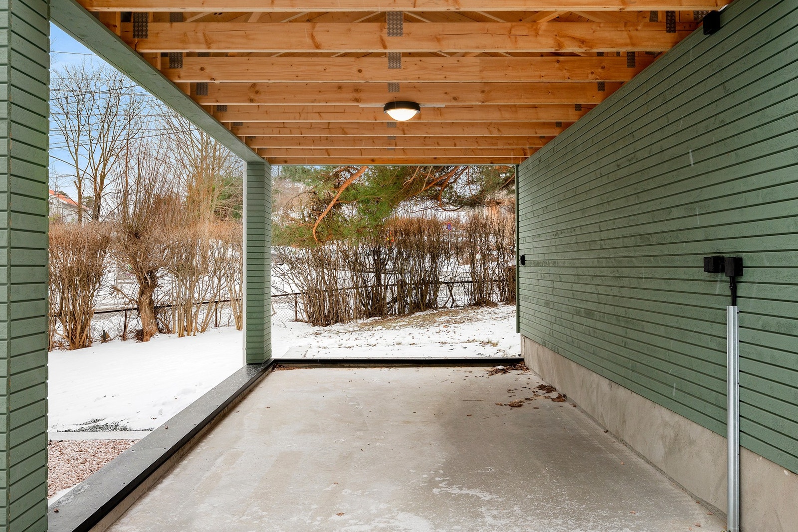 Carport tilhørende eiendommen. Galleribilde