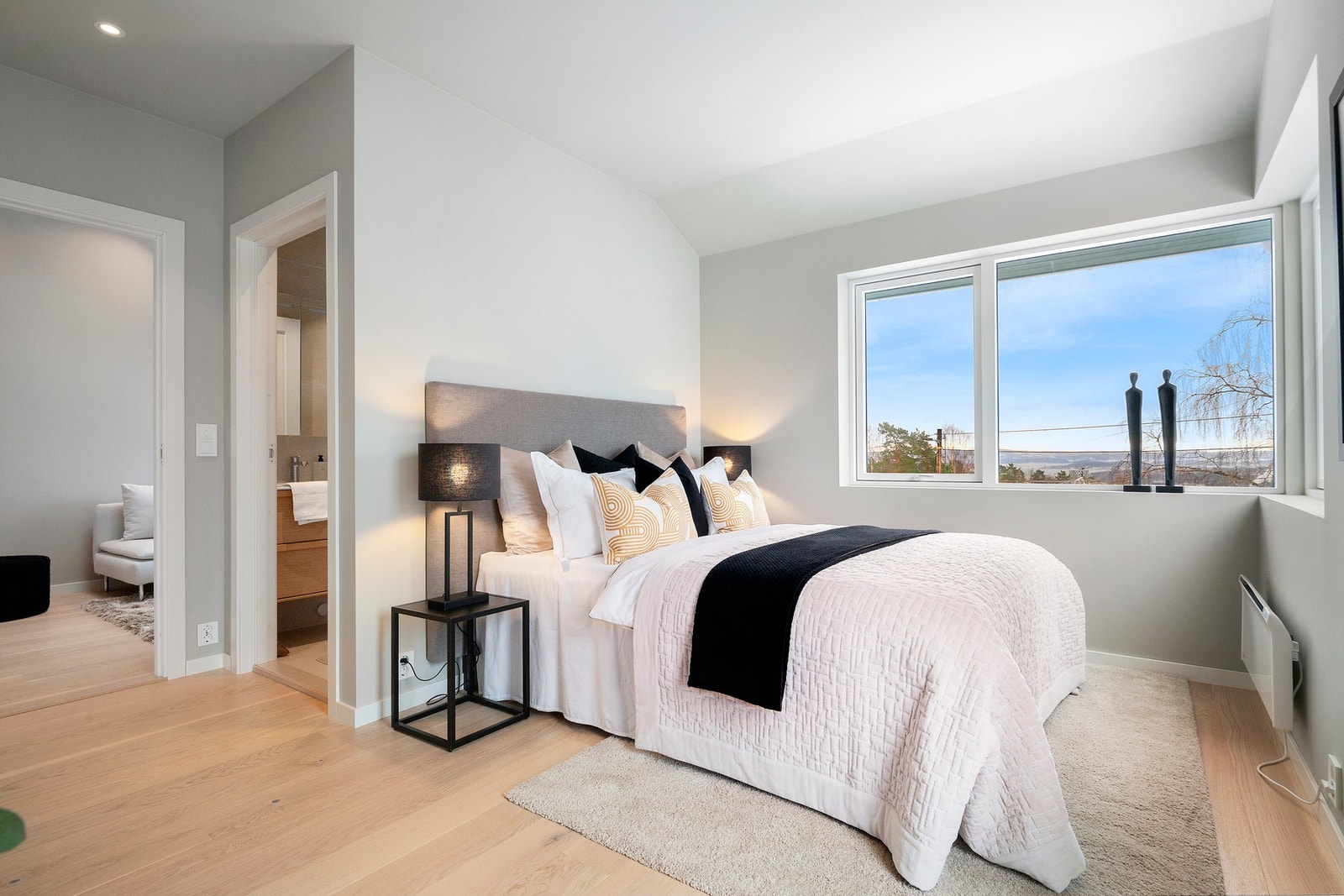 Hovedsoverom med plass til garderobe. Dør til baderom sees i bakkant. Galleribilde