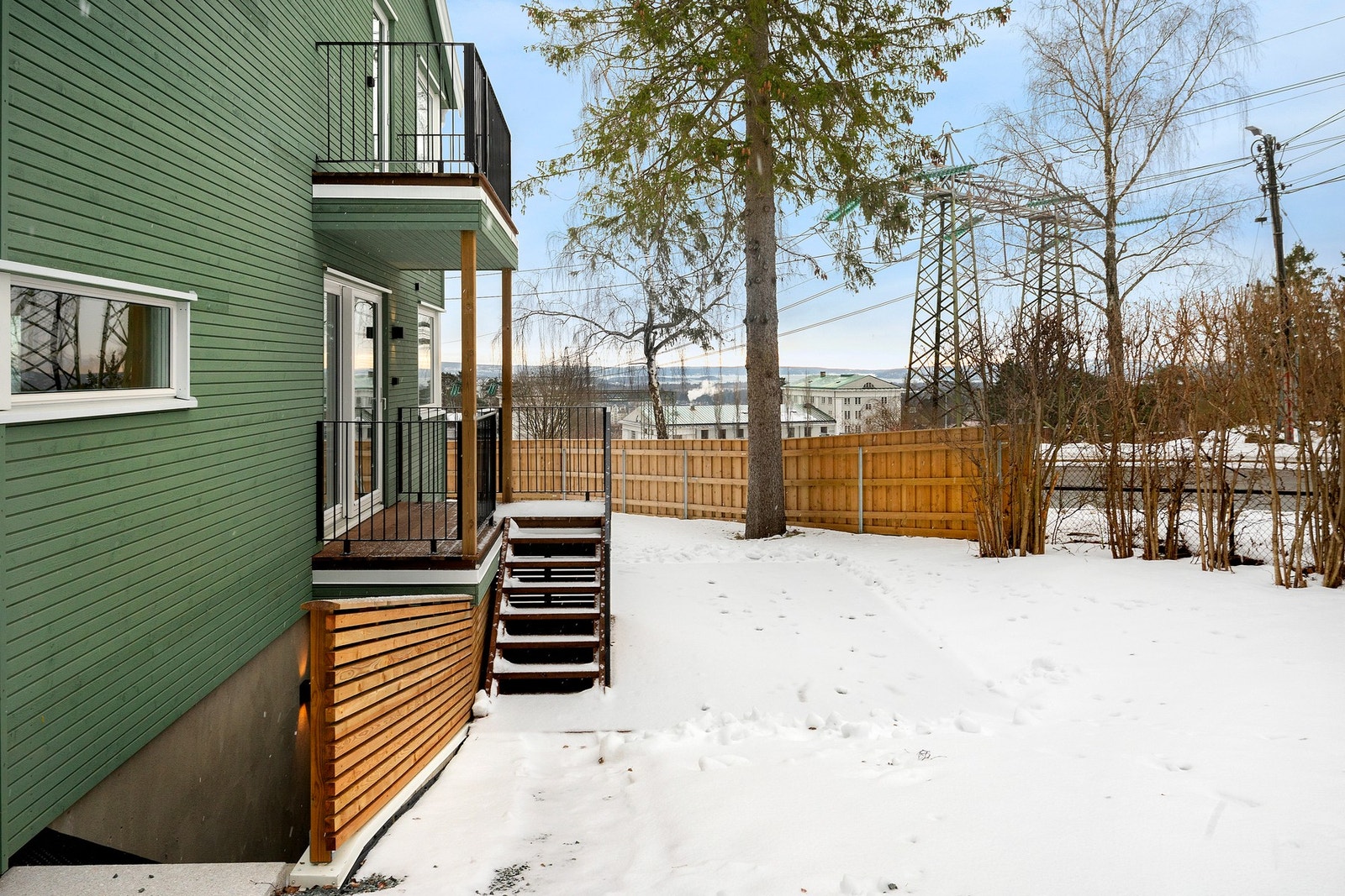 Separat inngang til kjelleren. Galleribilde