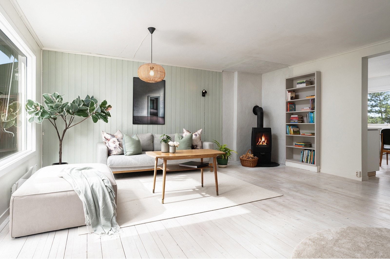 Sentralt og barnevennlig rekkehus med gangavstand til båten! Den romslige og lyse stuen har store vindusflater som slipper inn rikelig med naturlig lys og skaper en luftig og behagelig atmosfære. Galleribilde