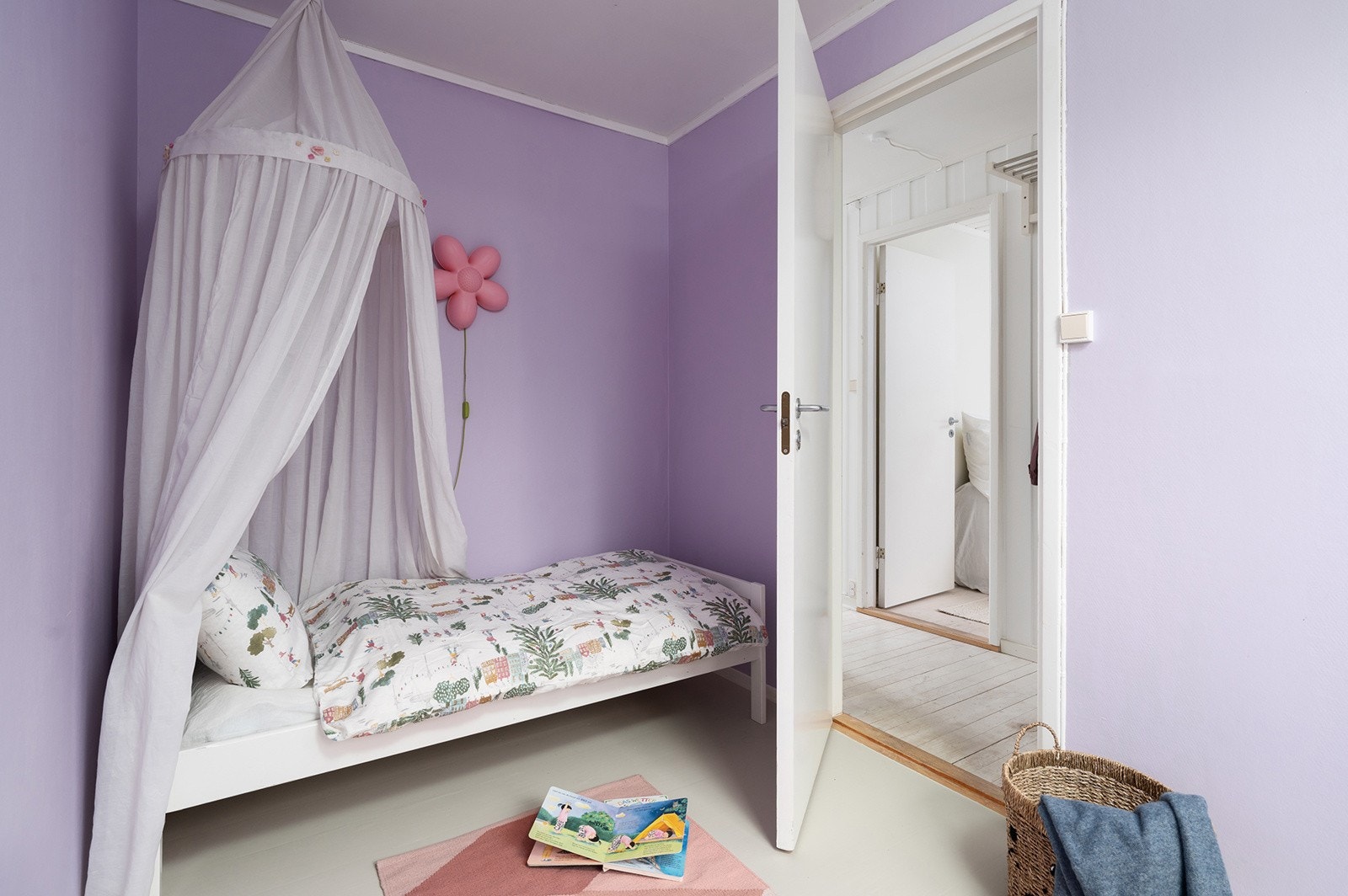 Det andre soverommet i etasjen benyttes til barnerom, innbydende og koselig innredet. Galleribilde