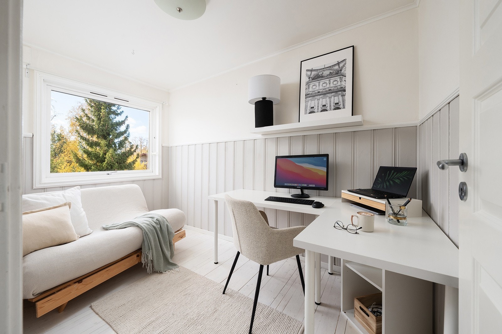 Boligen har tre soverom, fordelt på hovedetasjen og 1. etasje. Soverommet i hovedetasjen har en lun og rolig beliggenhet i etasjen, med store vinduer som slipper inn godt med dagslys. Galleribilde