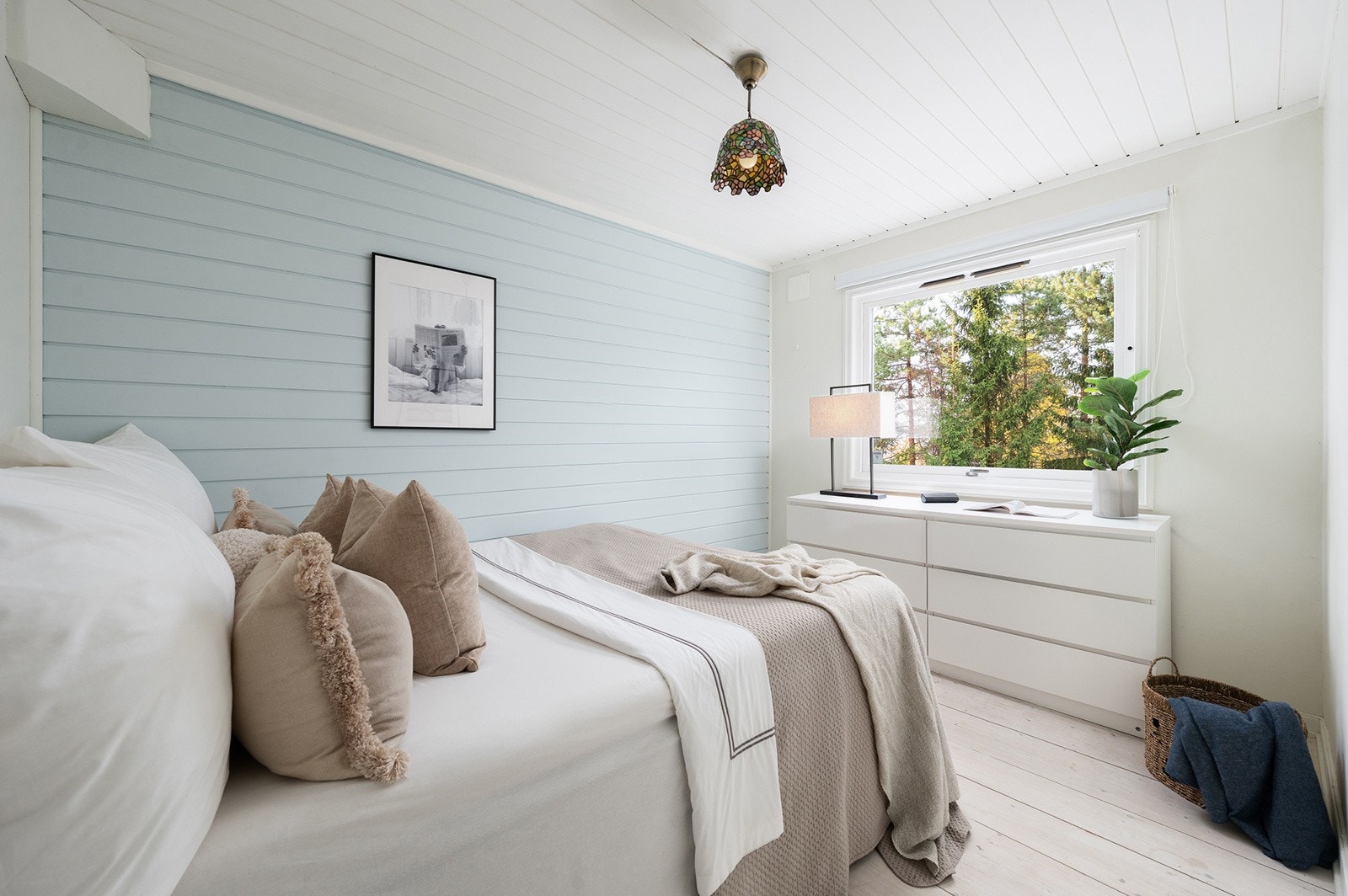 Hovedsoverom med god plass til dobbeltseng, nattbord og annet møblement man har behov for. Galleribilde