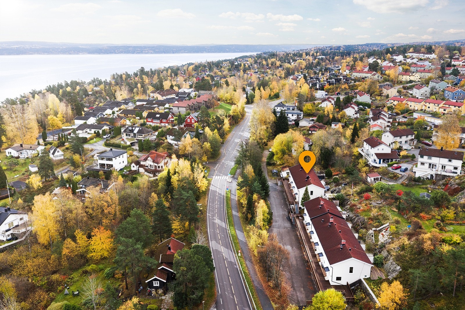 Boligen ligger sydvestvendt med flott utsikt og gode sol- og lysforhold, samt kort gangavstand til populær badestrand og småbåthavn på Oksval. Galleribilde