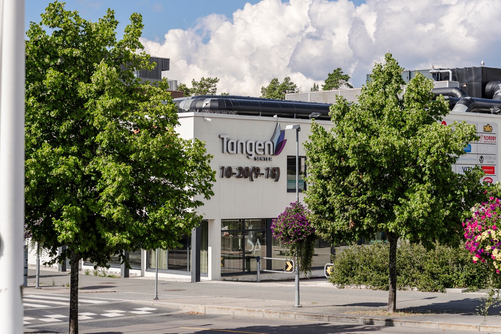 Tangen Nærsenter ligger ca. 12 minutters gange fra boligen og byr på et bredt utvalg av butikker, Meny, Vinmonopol, kaféer, apotek og helsetjenester. Galleribilde