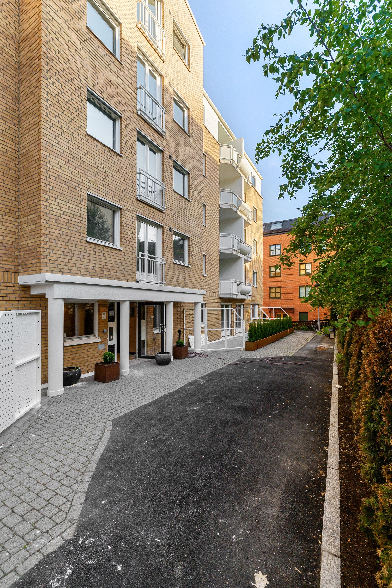 Representativt inngangsparti. Lovisenberggata er en luftig gate med frodig beplantning og god avstand til nærliggende bygninger. Galleribilde